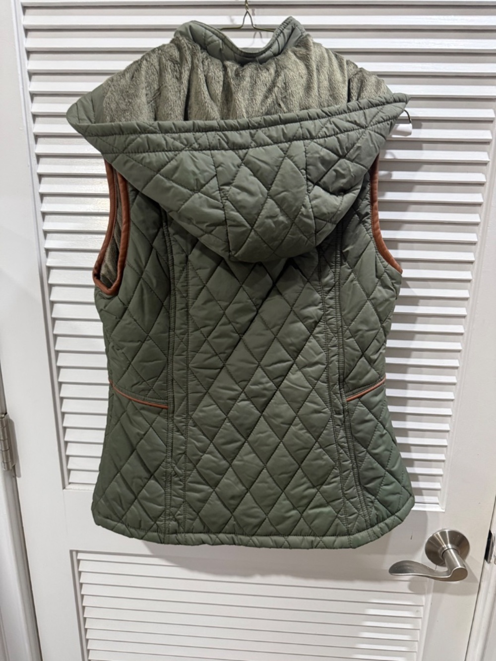 Olive green quilted faux for line, hooded utility vest size medium - Picture 3 of 3